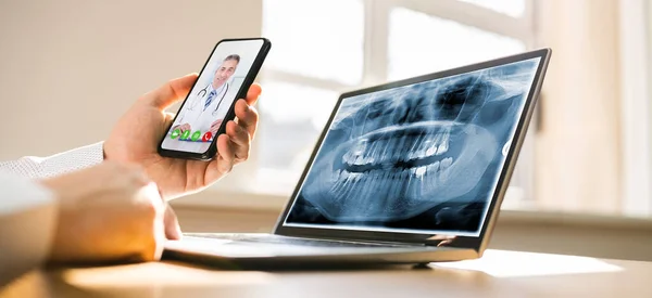 Médico Médico Line Chamada Vídeo Com Dentista — Fotografia de Stock