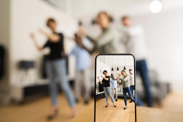 Jovens Dança Grupo Feliz Para Vídeo Telefone Móvel — Fotografia de Stock