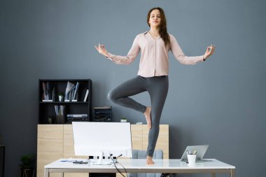 Ofiste Yoga Meditasyonu. İş kadını meditasyonu