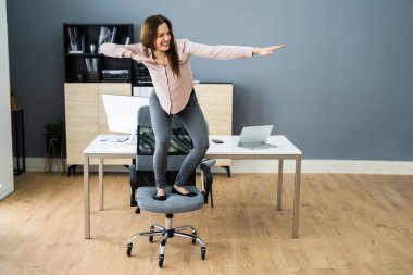 Havalı bir iş yerinde eğlenmek ve yaratıcı bir iş