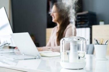 Hava Nemlendirici Cihaz Ofis Masasında Çalışan Kadının Yanında