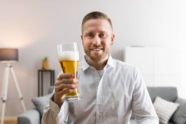 Bira Kadehiyle Genç Adam Video Konferansı