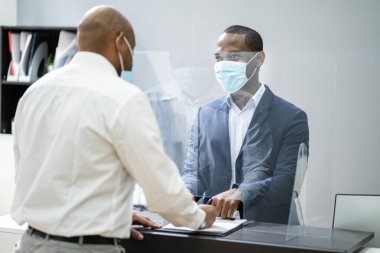 Otel Resepsiyonu Tıbbi Maske ile Korunuyor