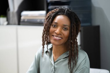 Afrikalı Amerikalı Kendine Güvenen Kadınlar Video Konferansında Gülümsüyor