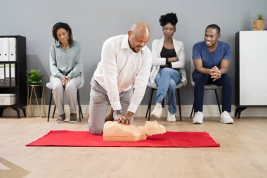 Afrikalı Öğrencilerle İlkyardım Cankurtaran ya da Sağlık Kursu