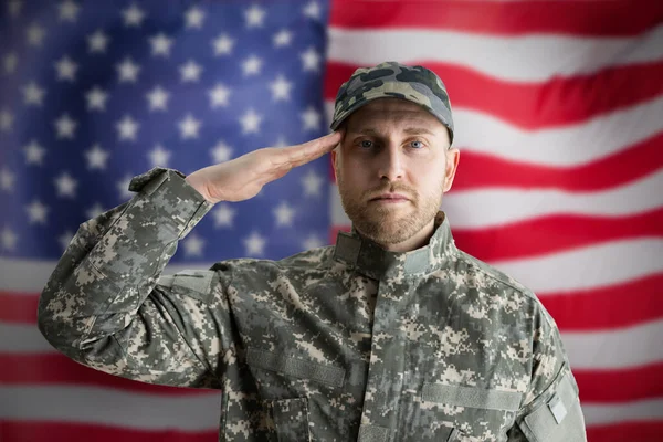 Στρατιωτικός Αμερικανός Στρατιώτης Χαιρετά Σημαία Στρατιωτικός Βετεράνος — Φωτογραφία Αρχείου