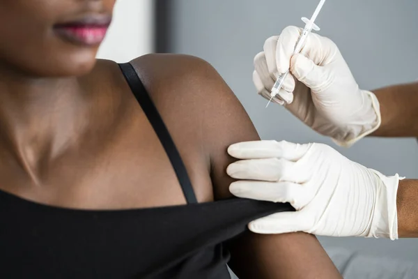 Infirmière Afro Américaine Faisant Injection Vaccin Covid Dans Bras — Photo
