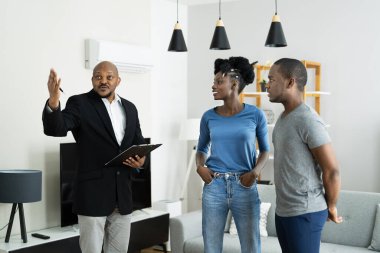 Afrikalı Çifte Yeni Gayrimenkul Gösteren Ajan
