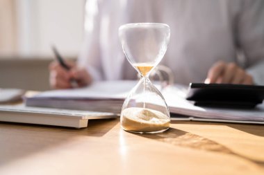 Muhasebeci Fatura Zamanı Kum Saati ile Hesaplanıyor