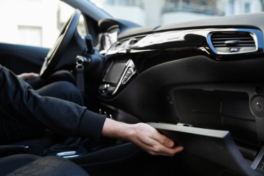 Belgelerle Araç Eldiveni Kutusunu Aç