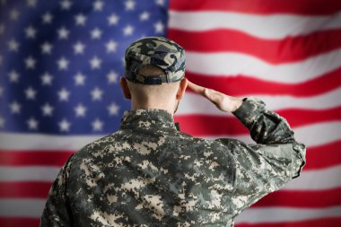Amerikan Askeri Bayrağı 'nı selamlıyor. Ordu gazisi.