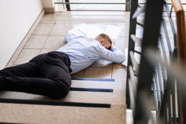 Düştü ve kaza geçirdi. Merdivenlerden Düştü