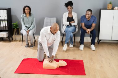 Afrikalı Öğrencilerle İlkyardım Cankurtaran ya da Sağlık Kursu