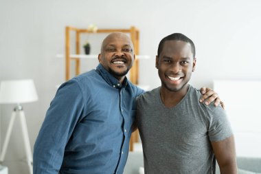 Yaşlı Olgun Anne İçin Afrikalı Gençler Desteği