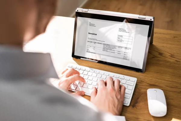 연도와 납부를 Online Invoice 사용하는 회계사 — 스톡 사진