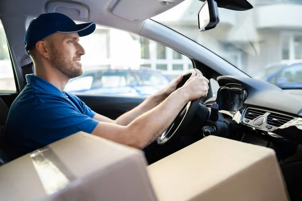 Leverans Worker Man Uniform Bil — Stockfoto