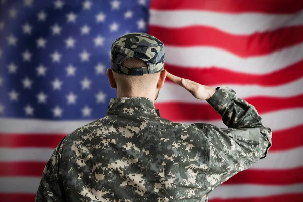 Soldat Salutiert Flagge Armee Veteran — Stockfoto