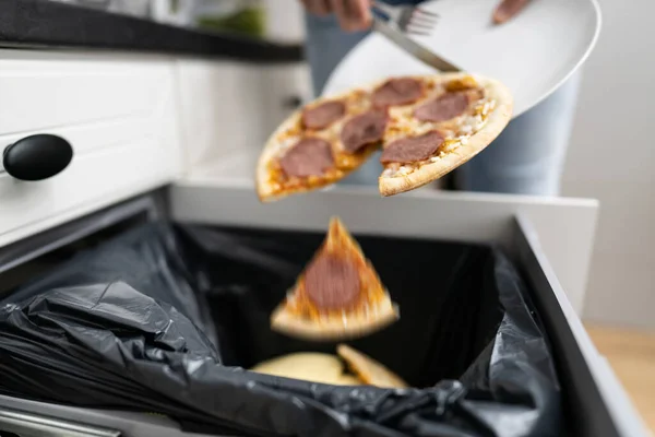 Voedselverspilling Gooi Pizza Weg Vuilnisbak — Stockfoto