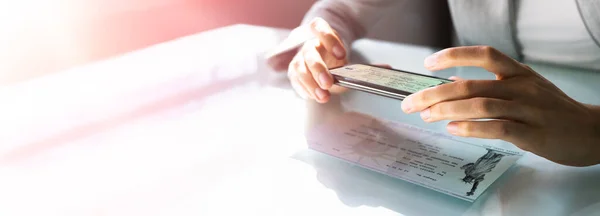 Borg Afstand Controleren Het Nemen Van Foto Met Mobiele Telefoon — Stockfoto