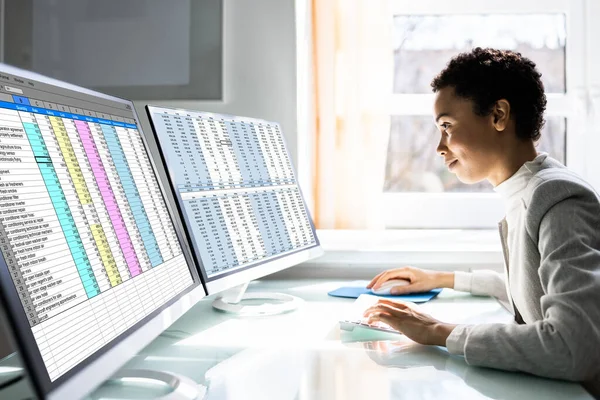 Computador Planilha Data Analyst Mulher Usando Várias Telas — Fotografia de Stock