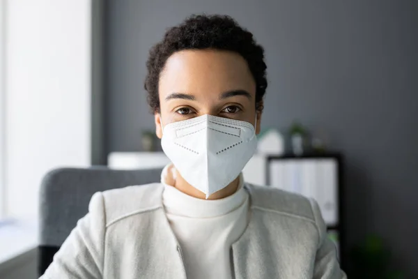 African American Woman Wearing Covid Medical Mask — Stock Photo, Image