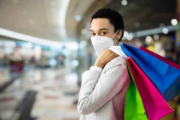 Afro Americano Mulher Com Médico Máscara Compras — Fotografia de Stock