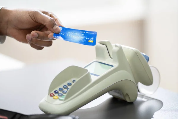在商店或酒店接待处使用信用卡进行非接触式付款 — 图库照片
