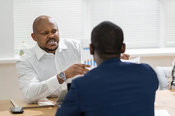 Boss Africano Che Urla Sul Posto Lavoro Conflitto Stress Ufficio — Foto Stock