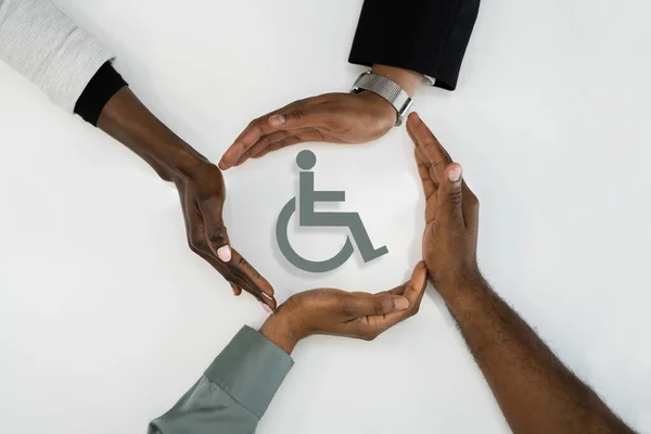 Zbliżenie Dłoni Chroniących Niepełnosprawną Ikonę Upośledzenia — Zdjęcie stockowe