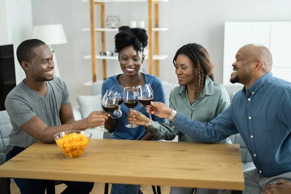 Amici Africani Vino Rosso Brindisi Applausi Durante Celebrazione — Foto Stock