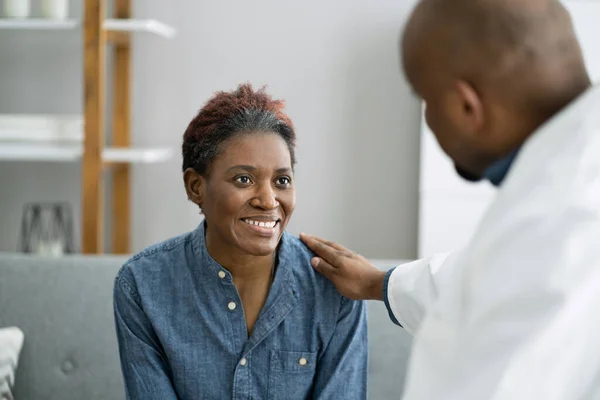 Docteur Parlant Avec Patient Africain Âgé Soins Santé Aux Aînés — Photo