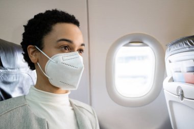 Uçakta Tıbbi Maske Giyen Afrikalı Amerikalı Kadınlar