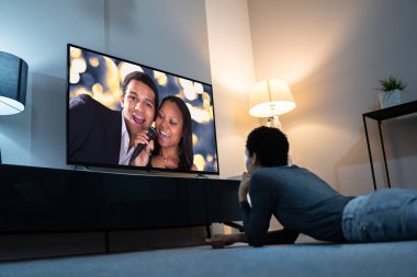 Gece Akıllı TV Filmi İzleyen Kadınlar