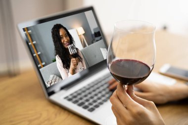Çevrimiçi Sanal Şarap Tatma Video Görüşmesi Arkadaşlarla