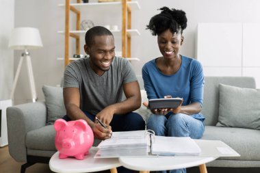 Mutlu Afrikalı çift Emeklilik Planı ve Para Bütçesi Yapıyor