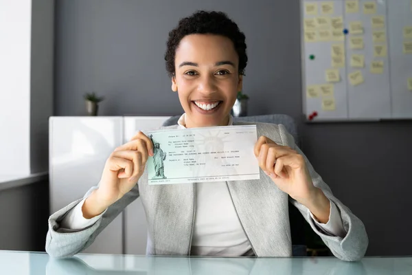 African American Women Håller Lön Cheque Eller Pengar Check — Stockfoto