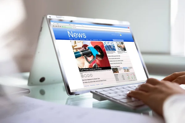 Afro Amerikaans Lezen Online Nieuws Media Tablet — Stockfoto