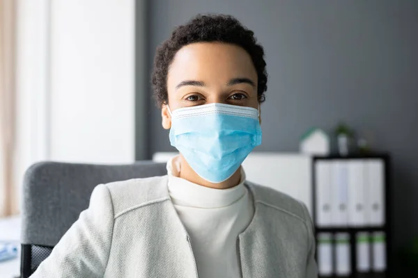 Africano Mulher Americana Vestindo Máscara Médica Covid — Fotografia de Stock