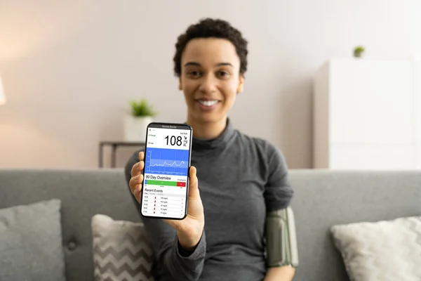 Blodtryckskontroll Med Smart Monitor Afrikansk Patient Kvinna — Stockfoto