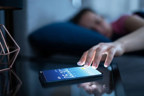 Reloj Despertador Apagado Teléfono Móvil Las Mujeres — Foto de Stock