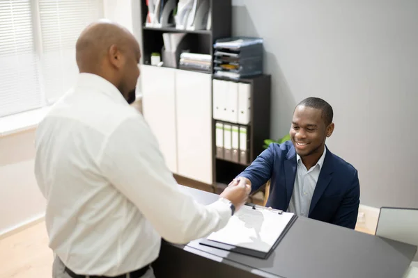 Afrikanischer Kunde Der Hotelrezeption Kasse — Stockfoto