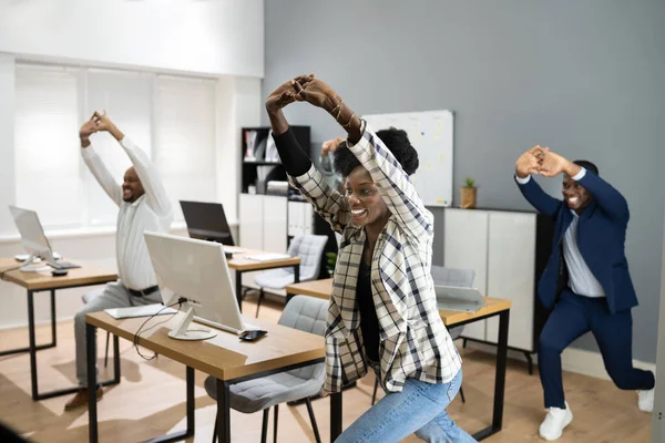 Cég Fitness Stretch Gyakorlat Afrikai Vállalati Üzleti Csoport — Stock Fotó