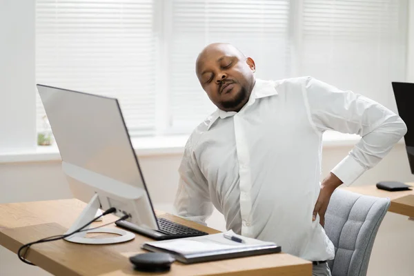 Πόνος Στην Πλάτη Bad Posture Στο Γραφείο — Φωτογραφία Αρχείου