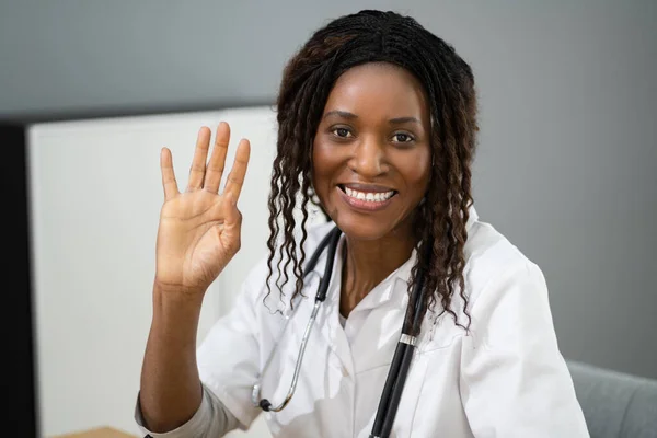 Sağlık Laboratuvarında Steteskoplu Afrikalı Amerikalı Doktor — Stok fotoğraf