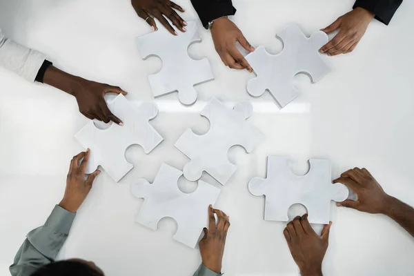 Overhead Teamwork Meeting Solving Jigsaw Puzzle 아프리카의 사업가들 — 스톡 사진