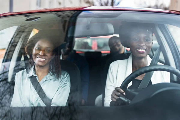 Mitfahrgelegenheit Share Service App Gruppe Afrikanischer Freunde — Stockfoto