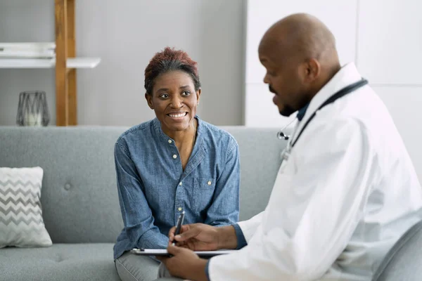 Dokter Gesprek Met Oudere Afrikaanse Patiënt Oudere Gezondheidszorg — Stockfoto