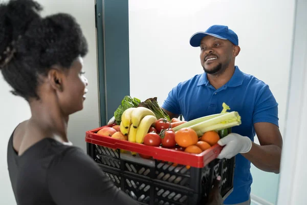Encomenda Online Entrega Alimentos Homem Africano Com Caixa Supermercado — Fotografia de Stock