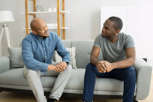 Afrikaanse Familie Openhartige Reünie Chat Ondersteuning — Stockfoto