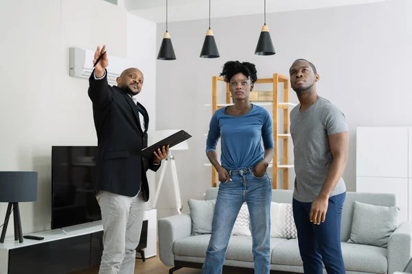 Agent Toont Nieuw Onroerend Goed Aan Afrikaanse Paar — Stockfoto